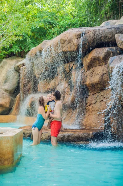 Familie ontspannen onder een waterval — Stockfoto