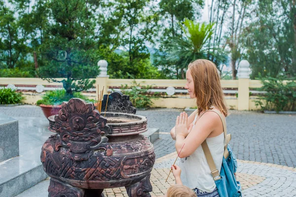 Νεαρή γυναίκα ταξιδιώτη προσεύχεται — Φωτογραφία Αρχείου