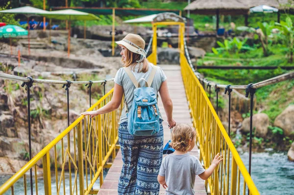 Anne ve oğlu bir asma köprü üzerinde gidiyoruz