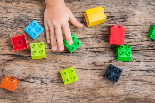 el ve renkli oyuncak küpleri oluşturma.