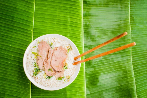 A hagyományos vietnami marhahúsleves tálban — Stock Fotó