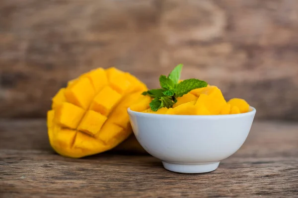 Mango fruit and mango cubes — Stock Photo, Image