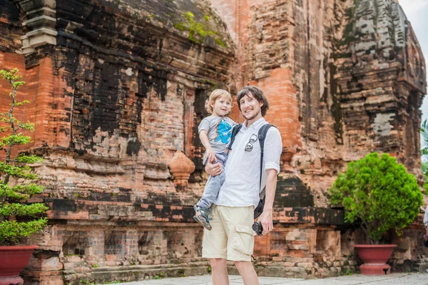 Ojciec i syn malucha w Wietnamie — Zdjęcie stockowe