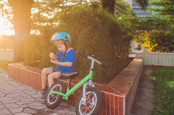 Menino loiro dirigindo bicicleta — Fotografia de Stock