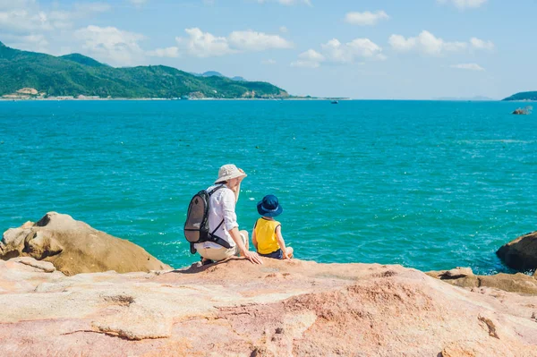 Vader en zoon op de Kaap van Hon Chong — Stockfoto