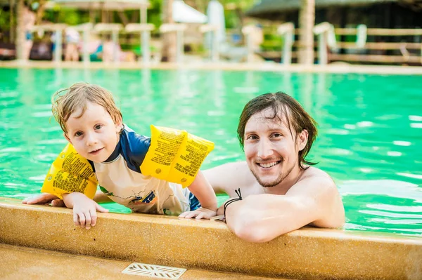 Πατέρας και γιος σε μια πισίνα — Φωτογραφία Αρχείου