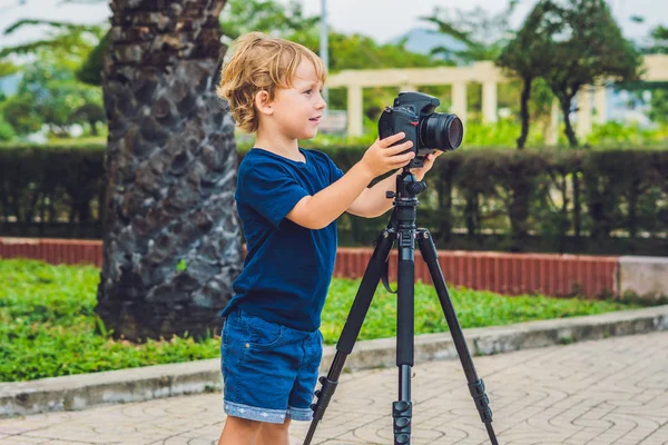 Junge fotografiert mit Kamera — Stockfoto