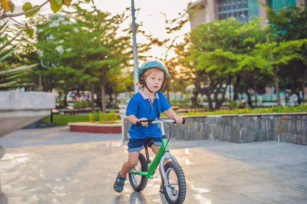 Menino loiro dirigindo bicicleta — Fotografia de Stock