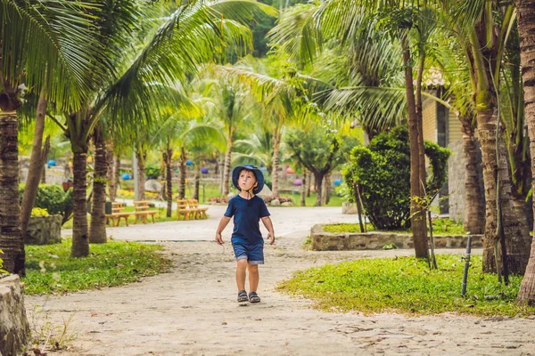 Asya parkta çocuk yürüyor — Stok fotoğraf