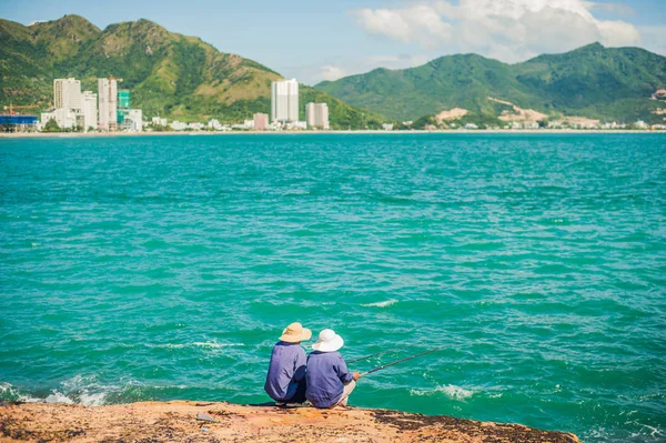 Vietnamees vissers zittend op de rand — Stockfoto