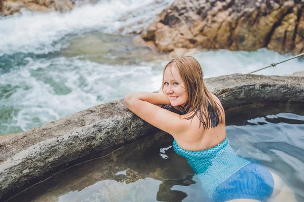 Vrouw ontspannen in hete lente zwembad — Stockfoto