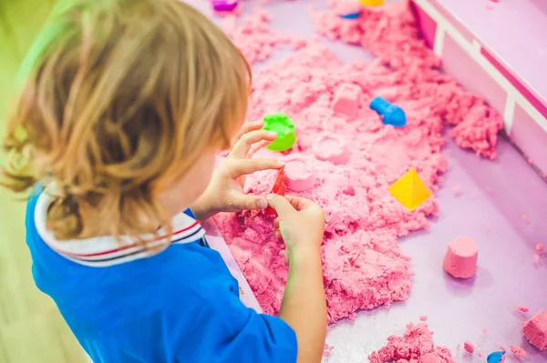 Junge spielt mit kinetischem Sand — Stockfoto