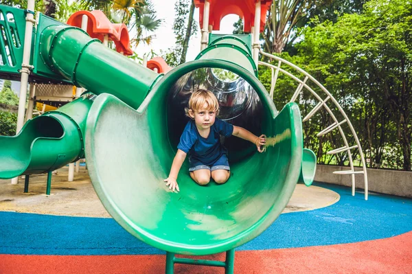 Küçük çocuk çocuk parkında oynayan. — Stok fotoğraf