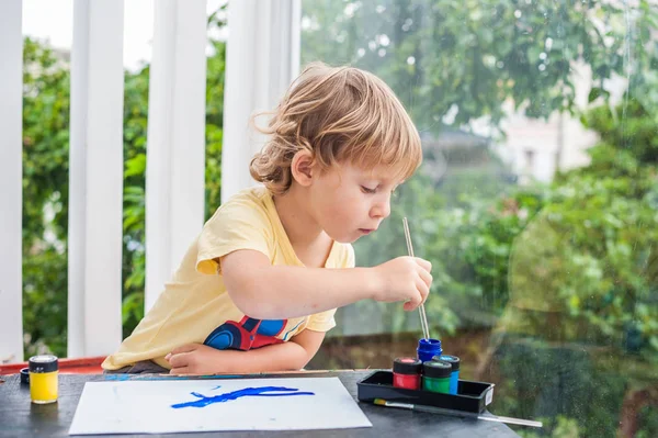 Malý chlapec, malování s barevnými laky — Stock fotografie