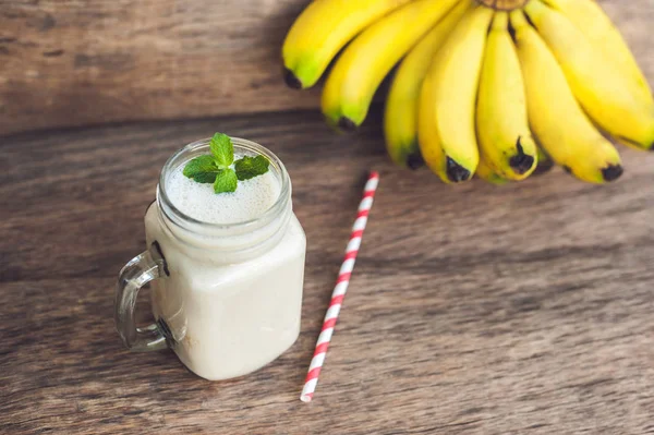 Banana cocktail och färska bananer — Stockfoto