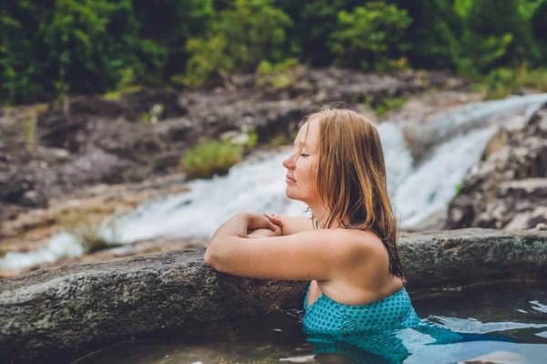 Woman relaxing in hot spring pool — Stock Photo, Image