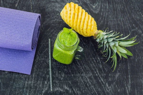 Зелений коктейль зі шпинату та ананаса — стокове фото