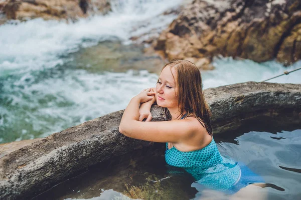 Femme se détendre dans la piscine de source chaude — Photo