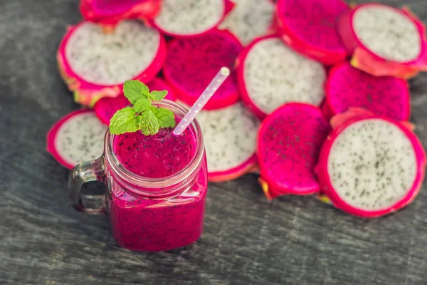 Vörös szerves sárkány gyümölcs Smoothie — Stock Fotó