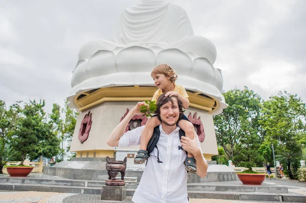 Padre e hijo en Long Son Pagoda — Foto de Stock
