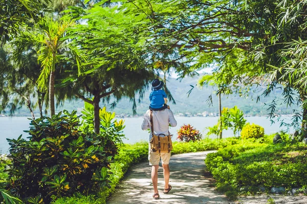 Vater und Sohn gehen auf den Parkweg. — Stockfoto