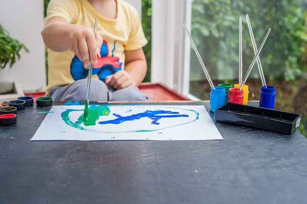 Malý chlapec, malování s barevnými laky — Stock fotografie