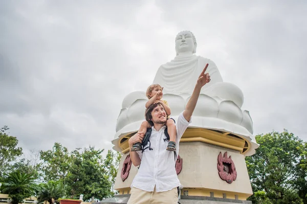 Папа и сын в пагоде Лонг Сон — стоковое фото