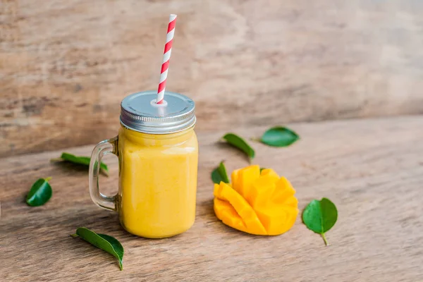 Juicy smoothie from mango — Stock Photo, Image