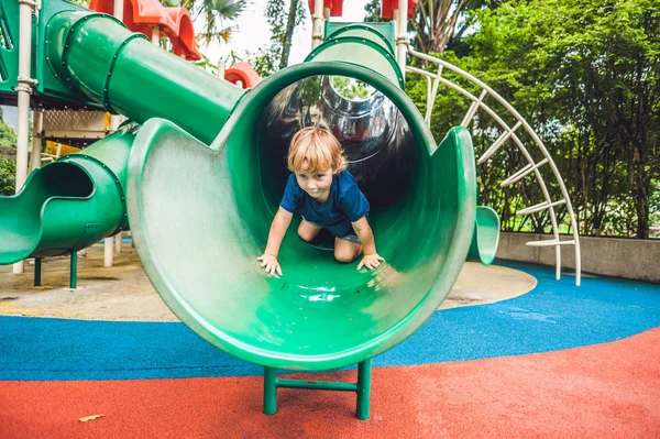 Küçük çocuk çocuk parkında oynayan. — Stok fotoğraf