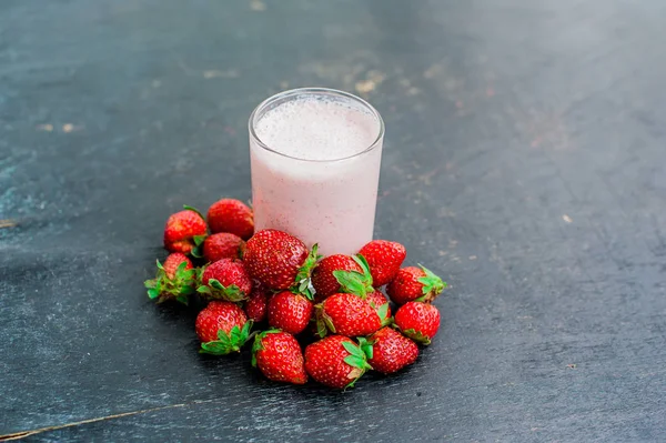 딸기와 우유의 유리 — 스톡 사진