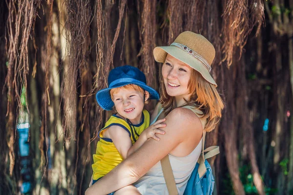 Mamma och son på Vietnam resenärer — Stockfoto