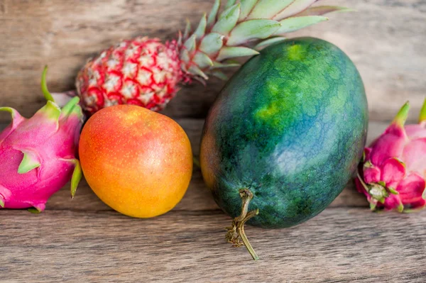 Watermeloen, mango, ananas, dragon fruit — Stockfoto