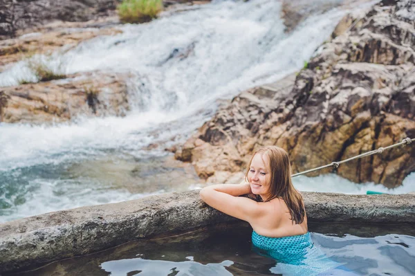 Жінка розслабляється в гарячому весняному басейні — стокове фото