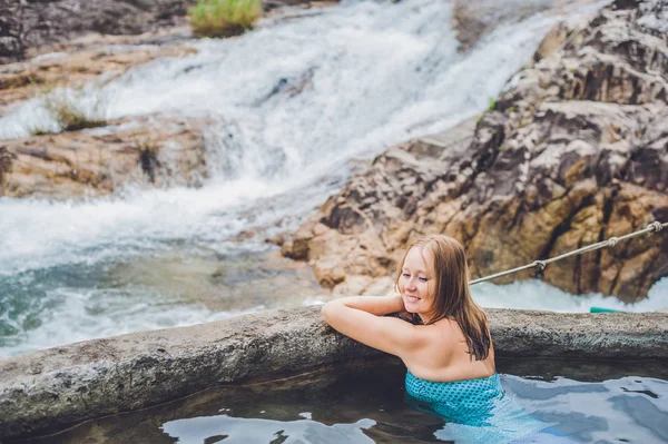 Mulher relaxante na piscina termal — Fotografia de Stock