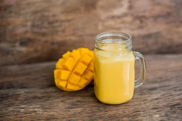 Mango smoothie in a glass Mason jar — Stock Photo, Image