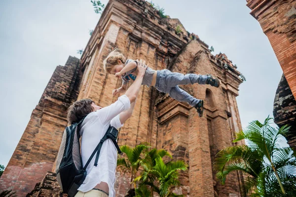 Padre e hijo pequeño en Vietnam — Foto de Stock