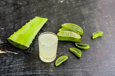 Aloe vera parçaları ve aloe jeli 