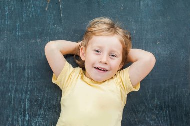 sarışın çocuk çocuk metin için yer ile