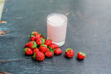 çilek ve bir bardak süt 