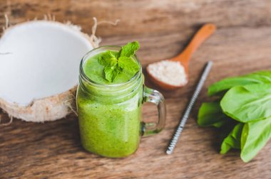 Mason kavanoza kupa yeşil ıspanak ile dolu