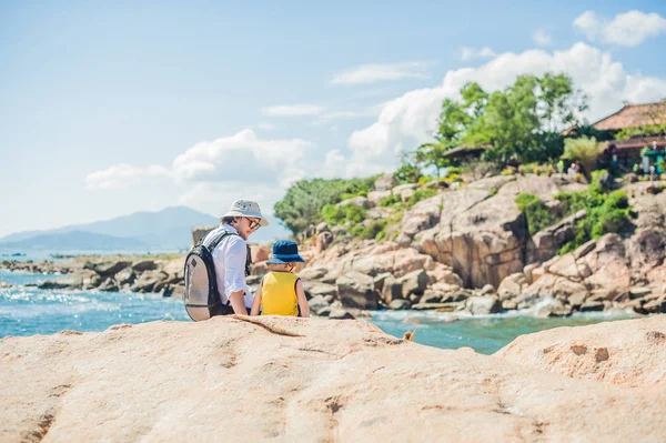 Father and son at the Hon Chong cape — Stock Photo, Image