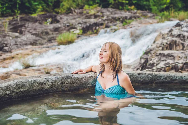 Donna rilassante nella piscina termale — Foto Stock