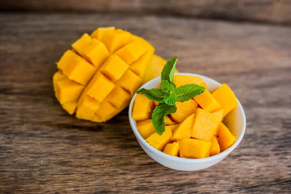 Mango ovoce a mango kostky — Stock fotografie