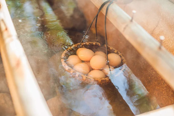 Wasser wird zum Kochen von Hühnereiern verwendet — Stockfoto