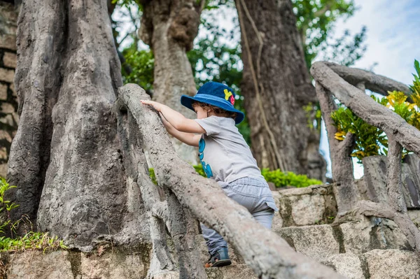 Малюк хлопчик туристичних у В'єтнамі — стокове фото