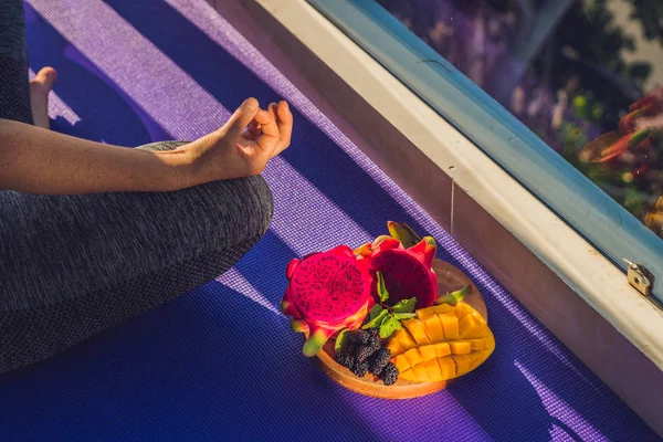 Mujer meditando en una pose de yoga — Foto de Stock