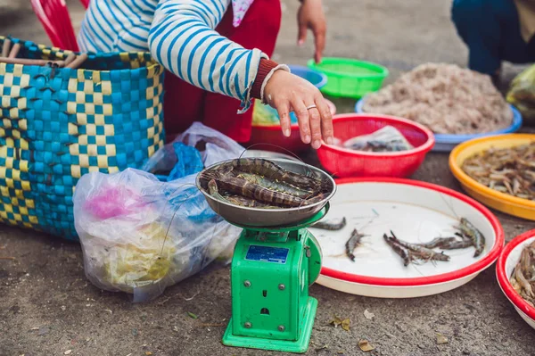 Marisco fresco en el mercado vietnamita . — Foto de Stock