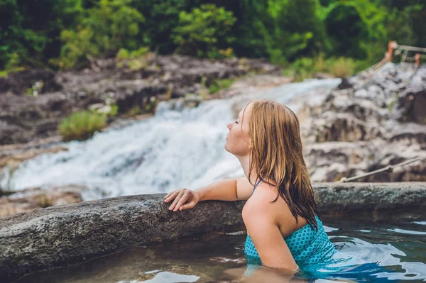 Mujer relajante en piscina termal — Foto de Stock