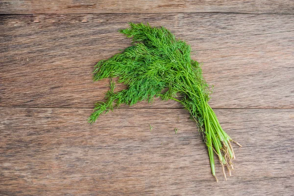 Bos Van Verse Organische Dille Een Rustieke Houten Achtergrond — Stockfoto