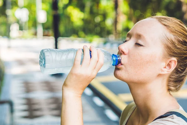 Mujer bebe agua de una botella — Foto de Stock